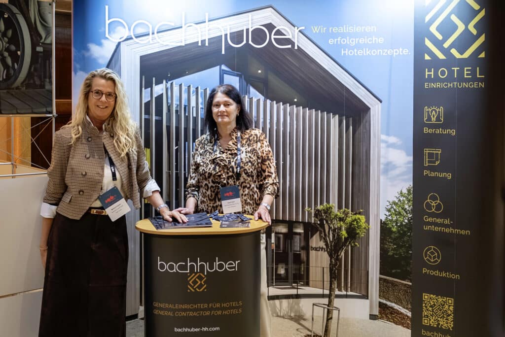 Bachhuber-Messestand mit zwei Mitarbeiterinnen beim 196+ forum Munich 2026