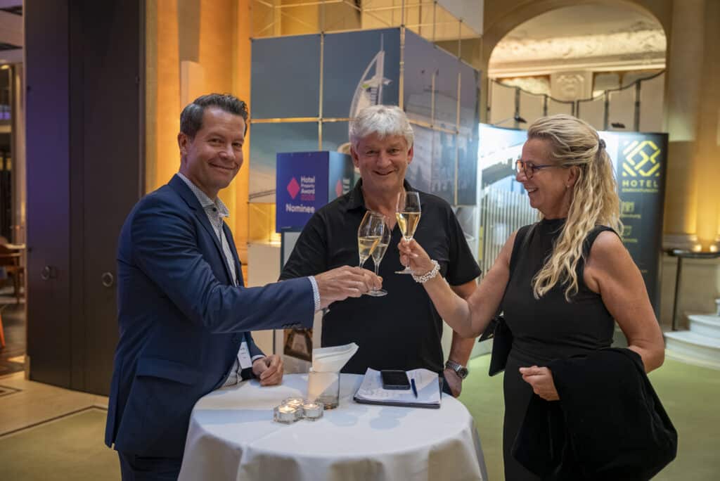 Gäste stoßen beim 196+ forum Munich 2026 im Bayerischen Hof an